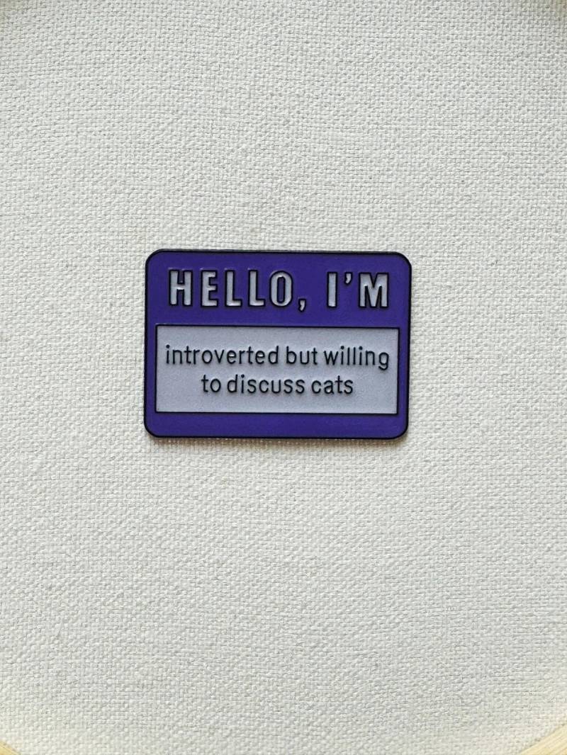 Hello I'm Introverted But Willing To Discuss Cats Metall Emaille Pin Anstecker Introvertiert Humor Spruch Statement von CosyIslandLiving