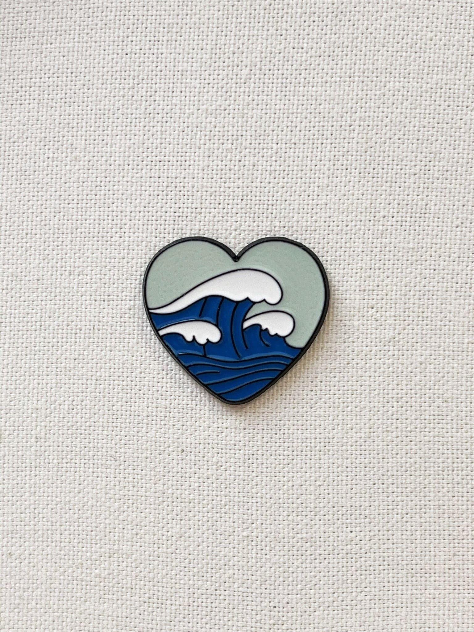 Herz Welle Metall Emaille Pin Anstecker Ocean Wellen Meer Anstecknadel Tasche Rucksack Abzeichen Accessoire Herz Welle Metall Emaille Pin Anstecker Ocean Wellen Meer Anstecknadel Tasche Rucksack Abzeichen Accessoire von CosyIslandLiving