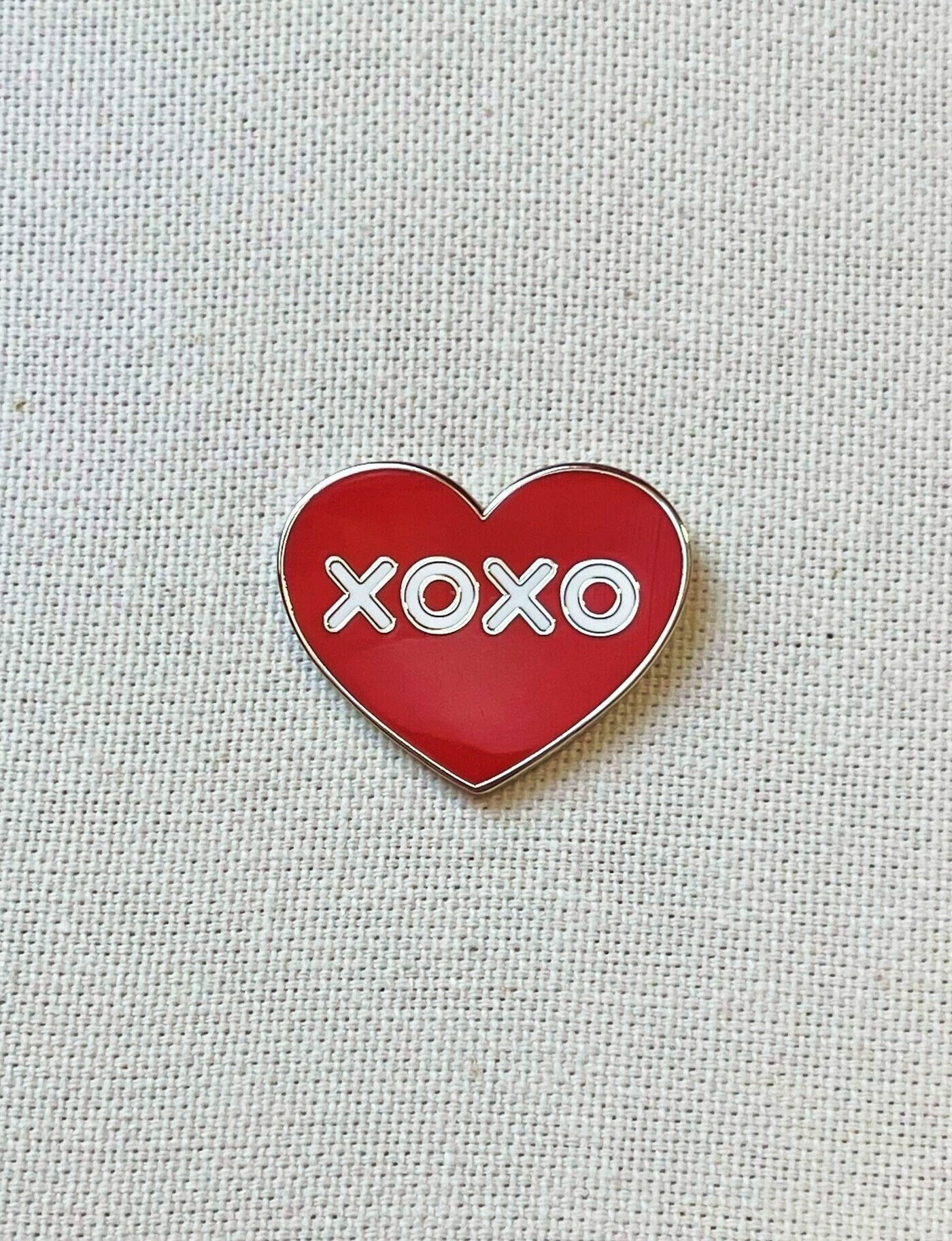 Herz Xoxo Metall Emaille Pin Anstecker Hugs & Kisses Anstecknadel Tasche Rucksack Abzeichen Accessoire Herz Xoxo Metall Emaille Pin Anstecker Hugs & Kisses Anstecknadel Tasche Rucksack Abzeichen Accessoire von CosyIslandLiving