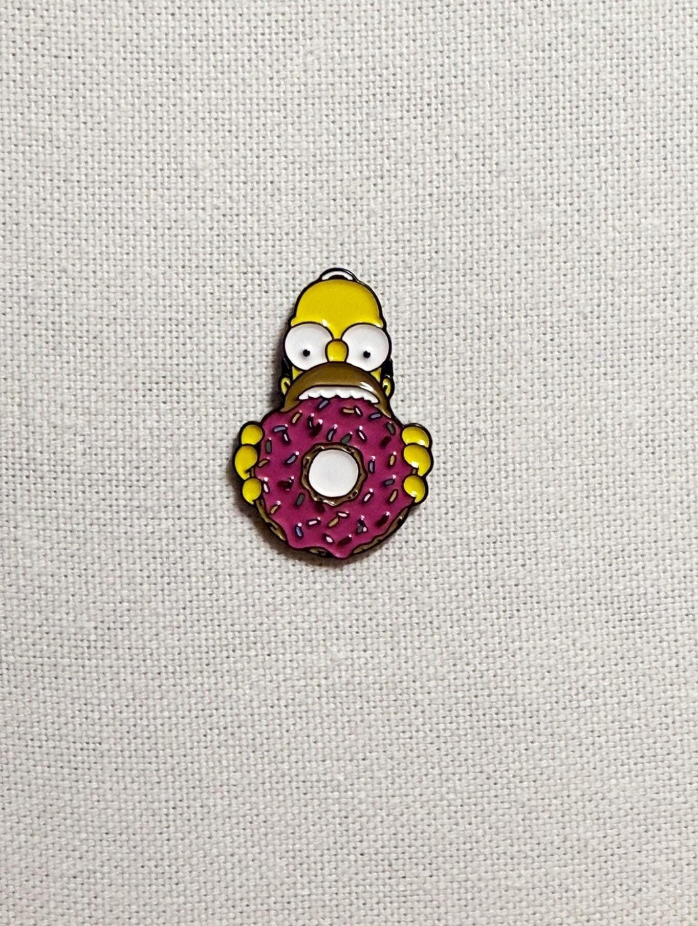Homer Simpson Donut Die Simpsons Metall Emaille Pin Anstecker Anstecknadel Tasche Rucksack Abzeichen Accessoires Homer Simpson Donut Die Simpsons Metall Emaille Pin Anstecker Anstecknadel Tasche Rucksack Abzeichen Accessoires von CosyIslandLiving