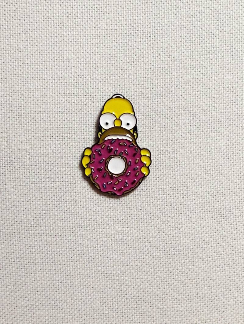 Homer Simpson Donut Die Simpsons Metall Emaille Pin Anstecker Anstecknadel Tasche Rucksack Abzeichen Accessoires Homer Simpson Donut Die Simpsons Metall Emaille Pin Anstecker Anstecknadel Tasche Rucksack Abzeichen Accessoires von CosyIslandLiving