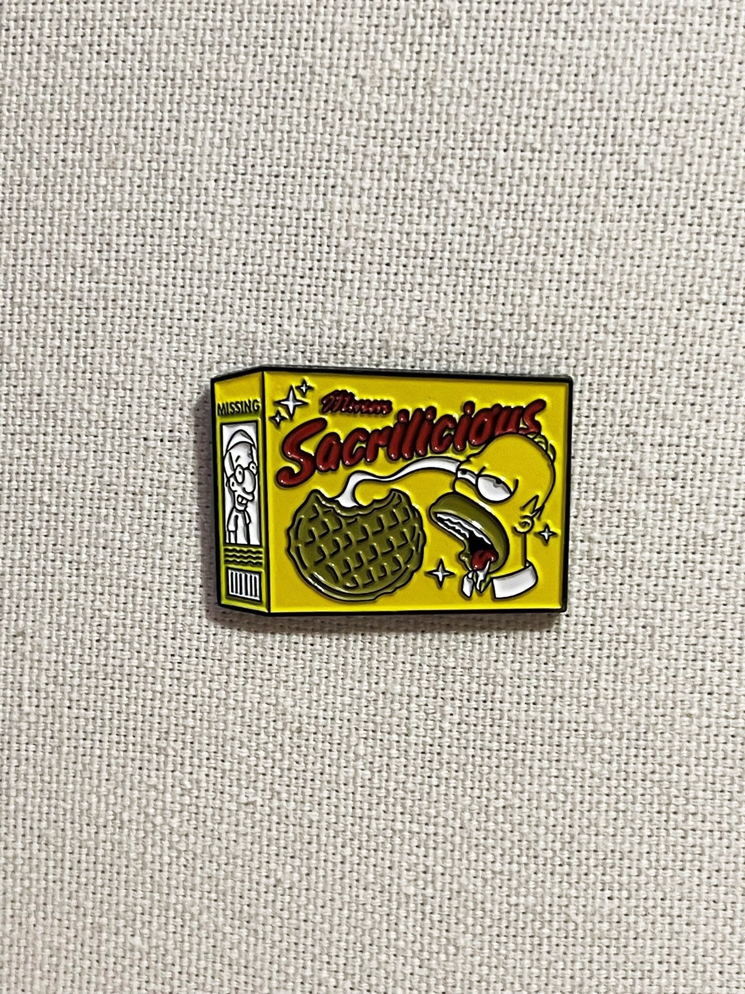 Homer Simpson Eggo Waffle Sacrilicious Die Simpsons Metall Emaille Pin Anstecker Anstecknadel Tasche Rucksack Abzeichen Accessoire Homer Simpson Eggo Waffle Sacrilicious Die Simpsons Metall Emaille Pin Anstecker Anstecknadel Tasche Rucksack Abzeichen Accessoire von CosyIslandLiving