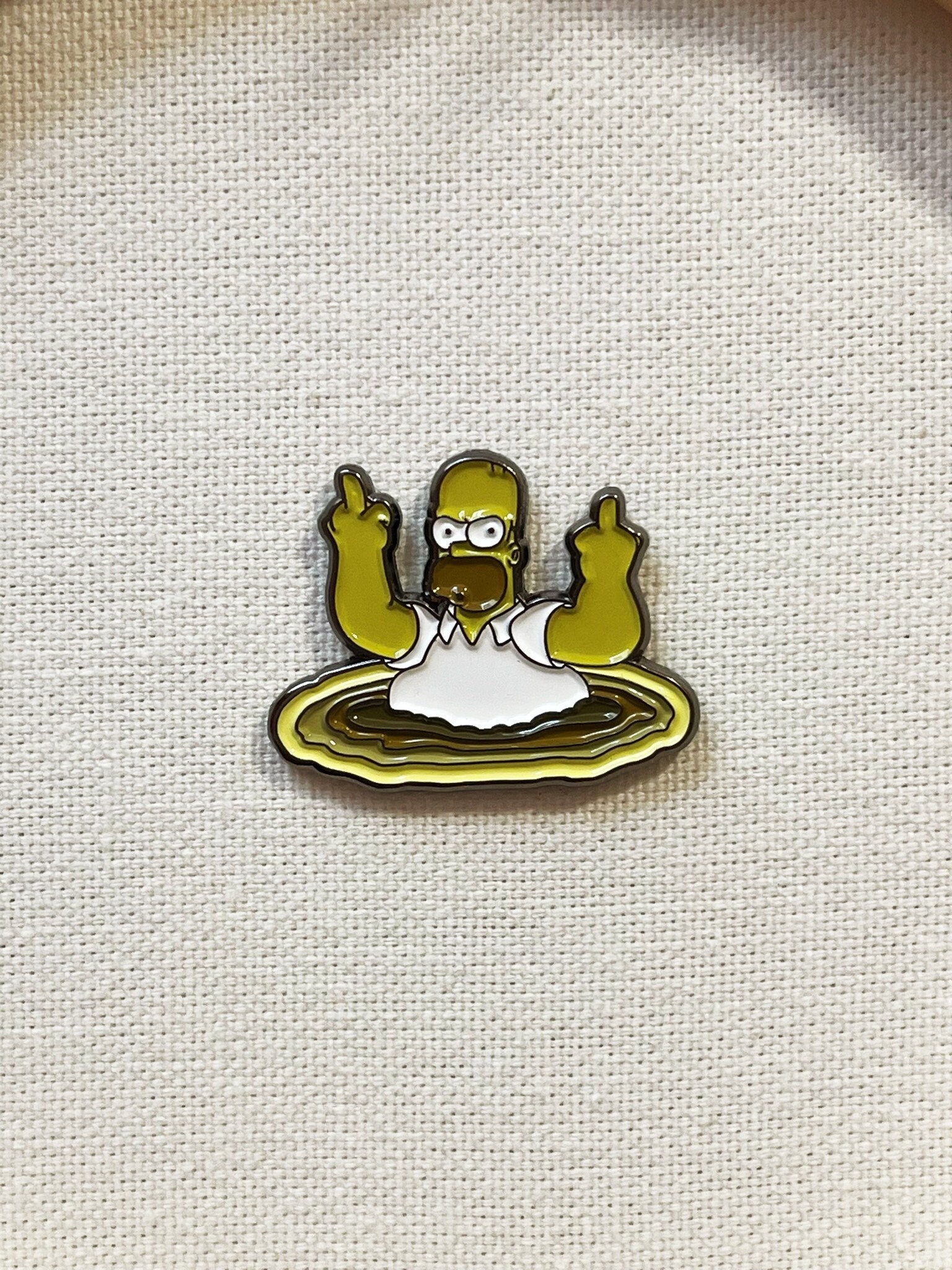 Homer Simpson Sandbox Sink Hole Die Simpsons Metall Emaille Pin Anstecker Homer Simpson Sandbox Sink Hole Die Simpsons Metall Emaille Pin Anstecker von CosyIslandLiving