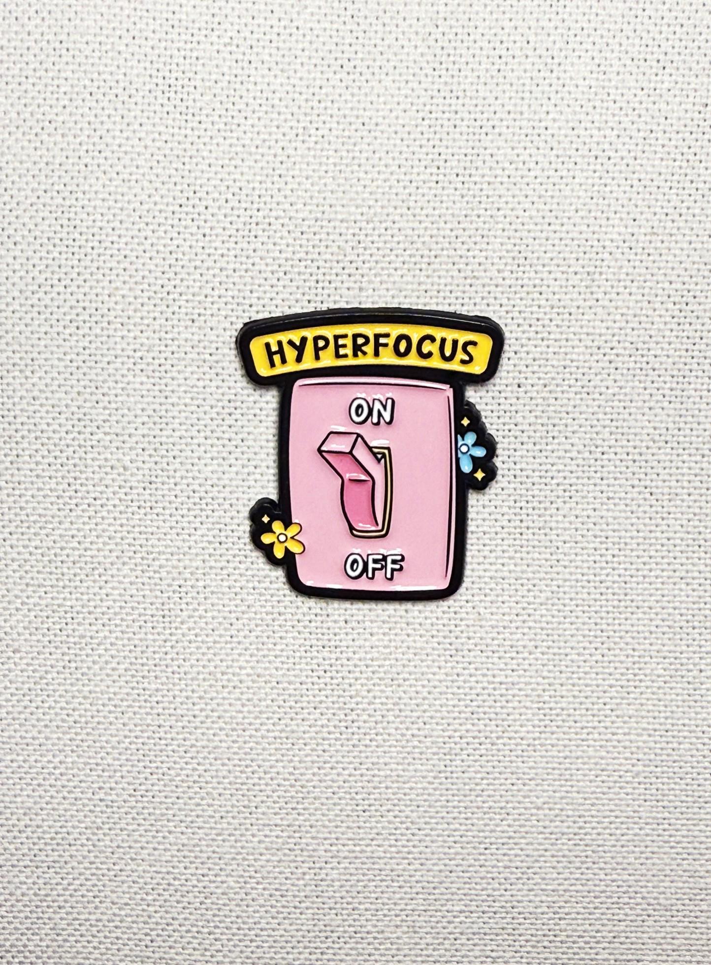 Hyperfokus Ein Aus-Schalter Lichtschalter Metall Emaille Pin Stecker Jacke Tasche Rucksack Badge Hyperfokus Ein Aus-Schalter Lichtschalter Metall Emaille Pin Stecker Jacke Tasche Rucksack Badge von CosyIslandLiving