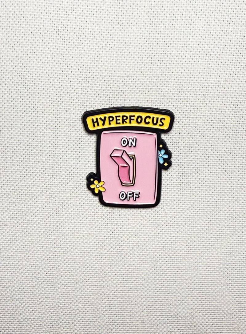 Hyperfokus Ein Aus-Schalter Lichtschalter Metall Emaille Pin Stecker Jacke Tasche Rucksack Badge Hyperfokus Ein Aus-Schalter Lichtschalter Metall Emaille Pin Stecker Jacke Tasche Rucksack Badge von CosyIslandLiving