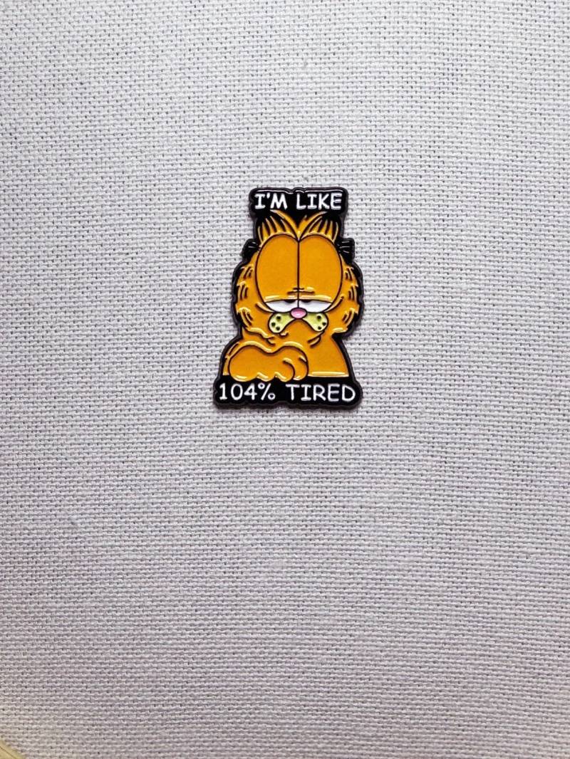 I'm Like 104% Müde Cartoon Katze Metall Emaille Pin Anstecker Anstecknadel Tasche Rucksack Jacke Anhänger Badge I'm Like 104% Müde Cartoon Katze Metall Emaille Pin Anstecker Anstecknadel Tasche Rucksack Jacke Anhänger Badge von CosyIslandLiving