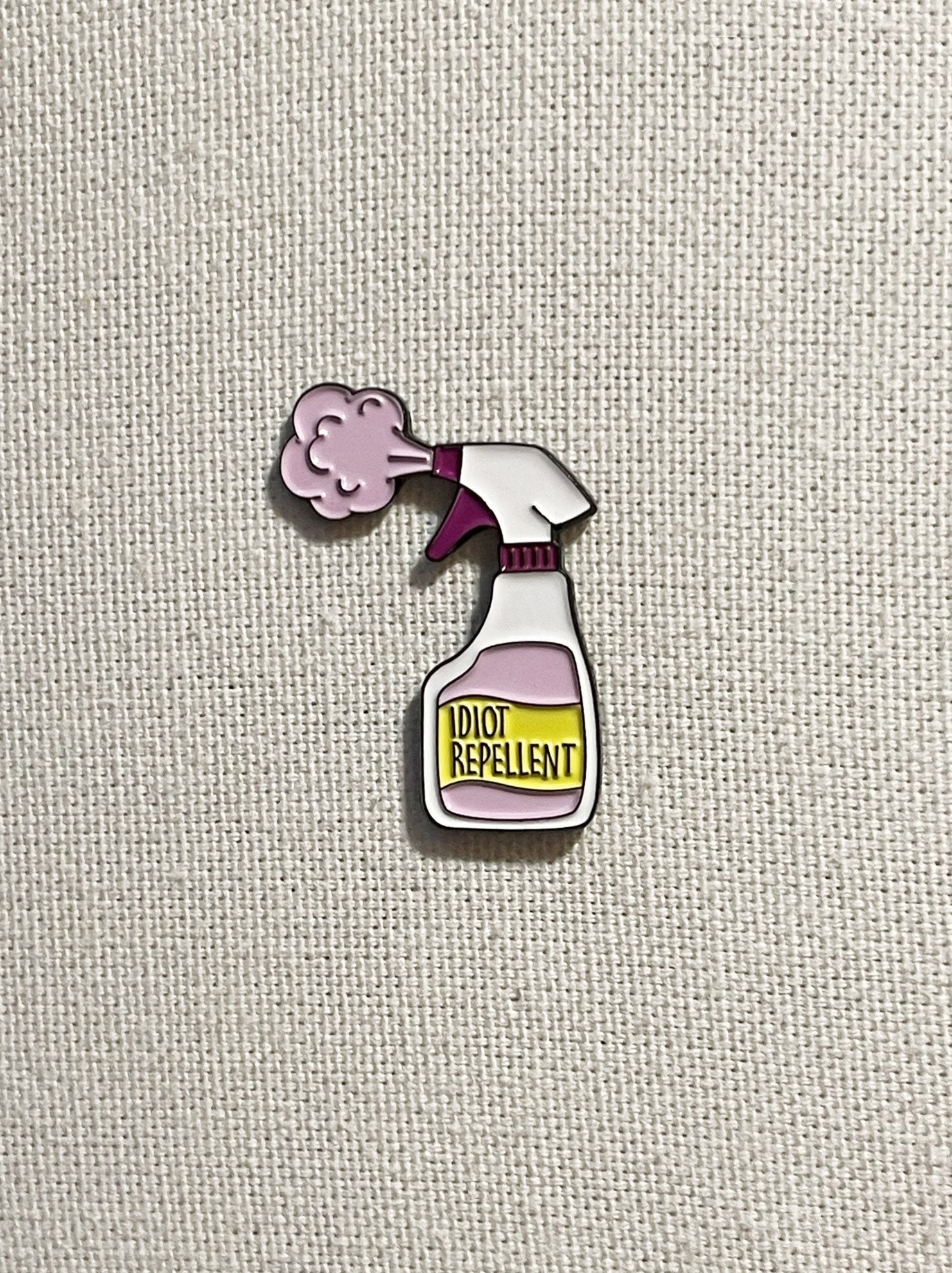 Idiot Repellent Spray Flasche Metall Emaille Pin Anstecker Humor Anstecknadel Tasche Rucksack Abzeichen Accessoire Idiot Repellent Spray Flasche Metall Emaille Pin Anstecker Humor Anstecknadel Tasche Rucksack Abzeichen Accessoire von CosyIslandLiving