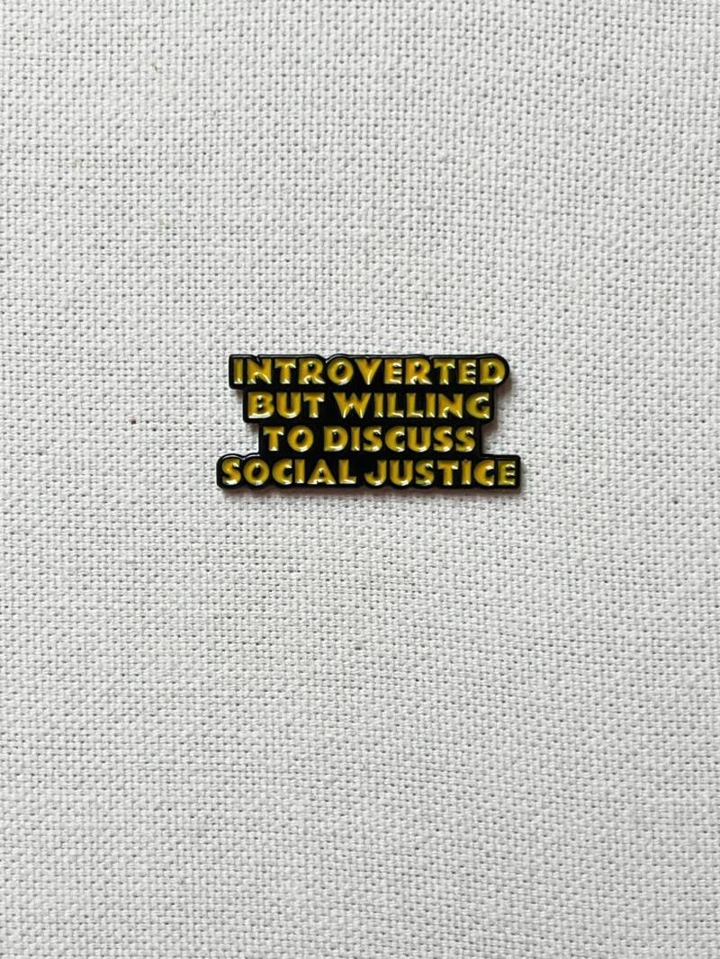 Introvertiert Aber Bereit Zu Diskutieren Soziale Gerechtigkeit Metall Emaille Pin Anstecker Humor Spruch Statement von CosyIslandLiving