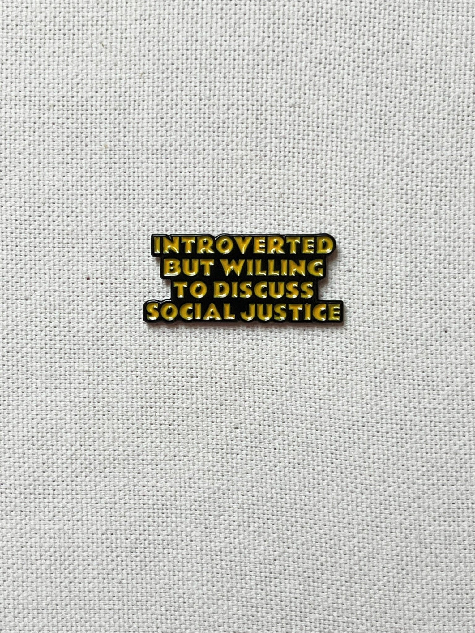 Introvertiert Aber Bereit Zu Diskutieren Soziale Gerechtigkeit Metall Emaille Pin Anstecker Humor Spruch Statement von CosyIslandLiving