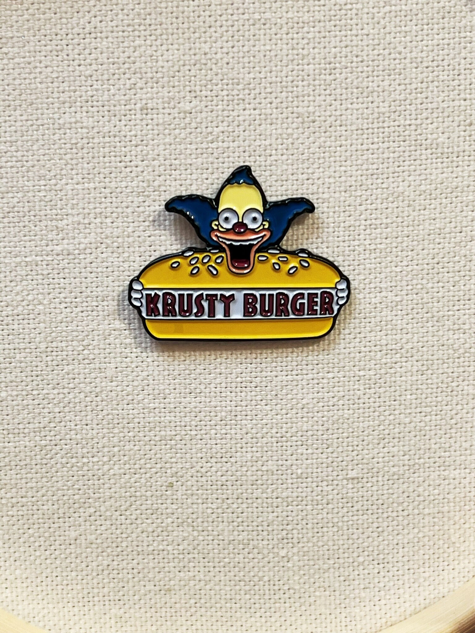 Krusty Burger Logo Die Simpsons Metall Emaille Pin Anstecker Cartoon Anstecknadel Tasche Rucksack Abzeichen Accessoire Krusty Burger Logo Die Simpsons Metall Emaille Pin Anstecker Cartoon Anstecknadel Tasche Rucksack Abzeichen Accessoire von CosyIslandLiving
