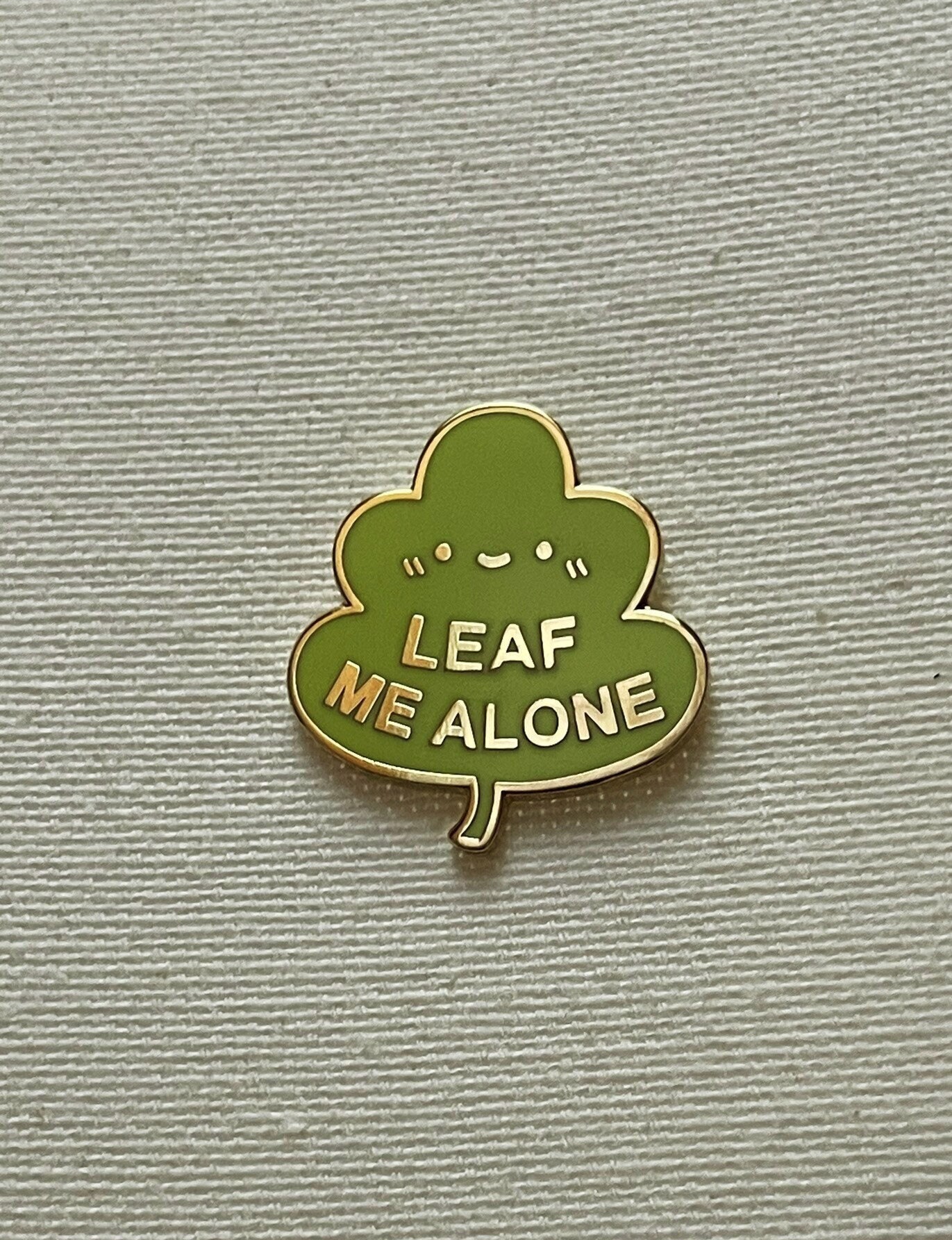Leaf Me Alone Metall Emaille Pin Anstecker Smiley Anstecknadel Tasche Rucksack Abzeichen Accessoire Leaf Me Alone Metall Emaille Pin Anstecker Smiley Anstecknadel Tasche Rucksack Abzeichen Accessoire von CosyIslandLiving