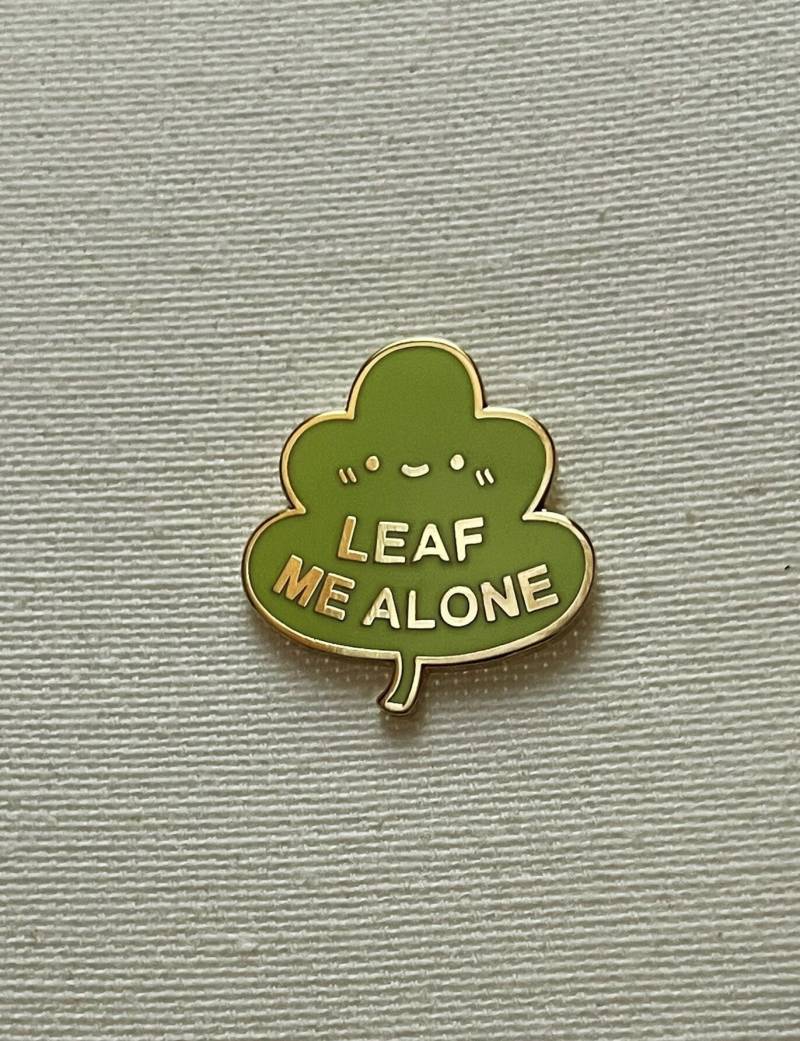 Leaf Me Alone Metall Emaille Pin Anstecker Smiley Anstecknadel Tasche Rucksack Abzeichen Accessoire Leaf Me Alone Metall Emaille Pin Anstecker Smiley Anstecknadel Tasche Rucksack Abzeichen Accessoire von CosyIslandLiving