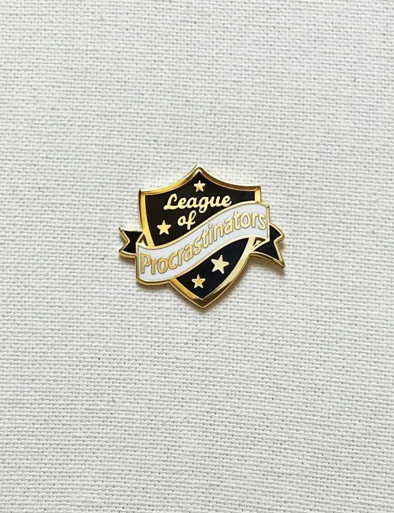 League Of Procrastinators Metall Emaille Pin Anstecker Anstecknadel Tasche Rucksack Abzeichen Accessoire League Of Procrastinators Metall Emaille Pin Anstecker Anstecknadel Tasche Rucksack Abzeichen Accessoire von CosyIslandLiving
