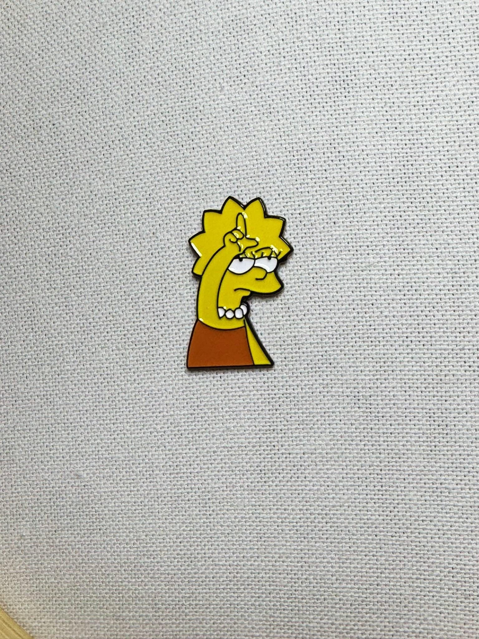 Lisa Simpson Die Simpsons Metall Emaille Pin Anstecker Anstecknadel Tasche Jacke Rucksack Abzeichen Accessoire Lisa Simpson Die Simpsons Metall Emaille Pin Anstecker Anstecknadel Tasche Jacke Rucksack Abzeichen Accessoire von CosyIslandLiving