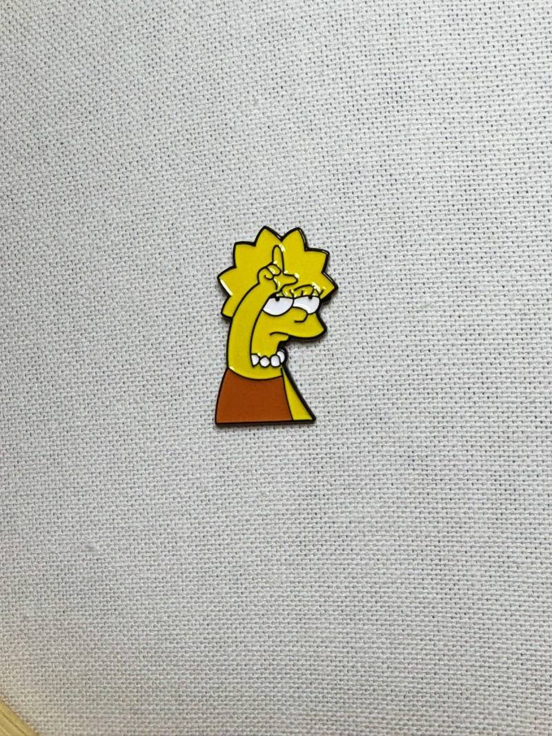 Lisa Simpson Die Simpsons Metall Emaille Pin Anstecker Anstecknadel Tasche Jacke Rucksack Abzeichen Accessoire von CosyIslandLiving