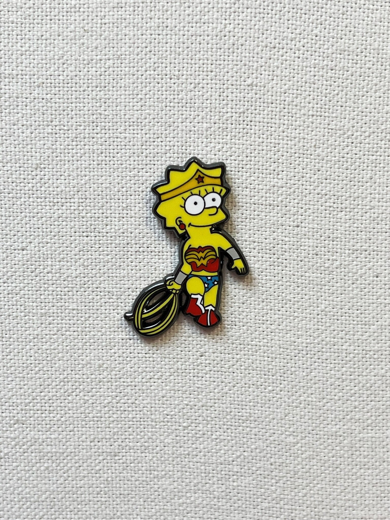 Lisa Simpson Die Simpsons Metall Emaille Pin Anstecker Anstecknadel Tasche Rucksack Abzeichen Accessoire Lisa Simpson Die Simpsons Metall Emaille Pin Anstecker Anstecknadel Tasche Rucksack Abzeichen Accessoire von CosyIslandLiving