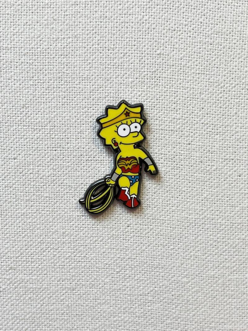 Lisa Simpson Die Simpsons Metall Emaille Pin Anstecker Anstecknadel Tasche Rucksack Abzeichen Accessoire von CosyIslandLiving