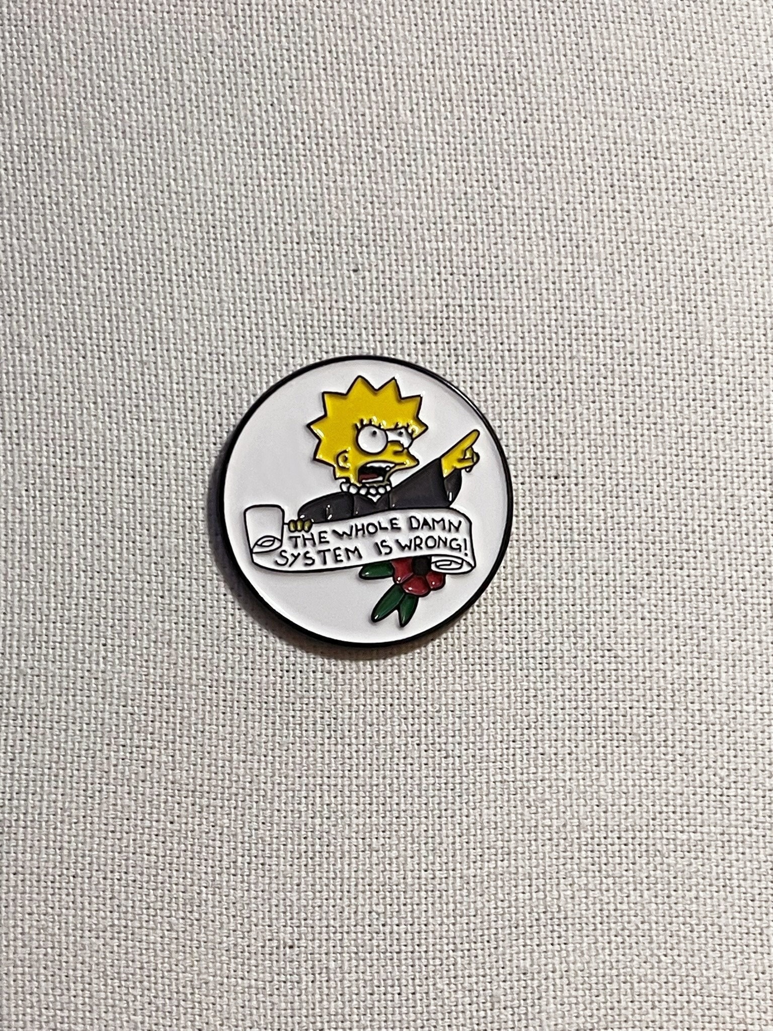 Lisa Simpson - The Whole Damn System Is Wrong Die Simpsons Metall Emaille Pin Anstecker Anstecknadel Tasche Rucksack Abzeichen Accessoire Lisa Simpson - The Whole Damn System Is Wrong Die Simpsons Metall Emaille Pin Anstecker Anstecknadel Tasche Rucksack Abzeichen Accessoire von CosyIslandLiving