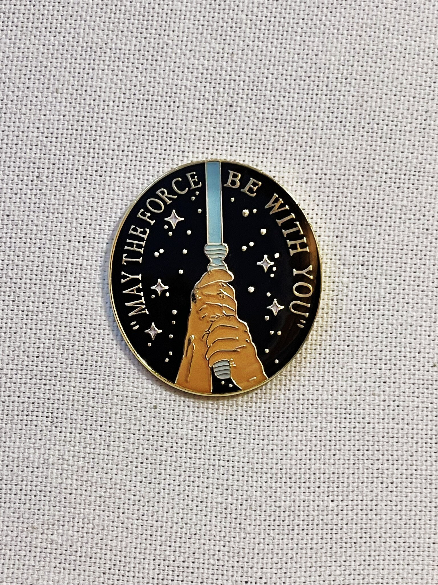 May The Force Be With You Metall Emaille Pin Anstecker Spruch Glücksbringer Anstecknadel Tasche Rucksack Badge Accessoire May The Force Be With You Metall Emaille Pin Anstecker Spruch Glücksbringer Anstecknadel Tasche Rucksack Badge Accessoire von CosyIslandLiving