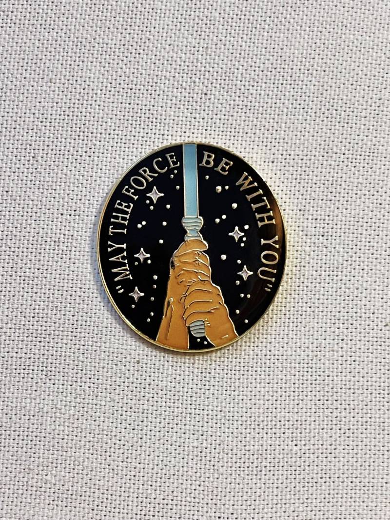 May The Force Be With You Metall Emaille Pin Anstecker Spruch Glücksbringer Anstecknadel Tasche Rucksack Badge Accessoire von CosyIslandLiving