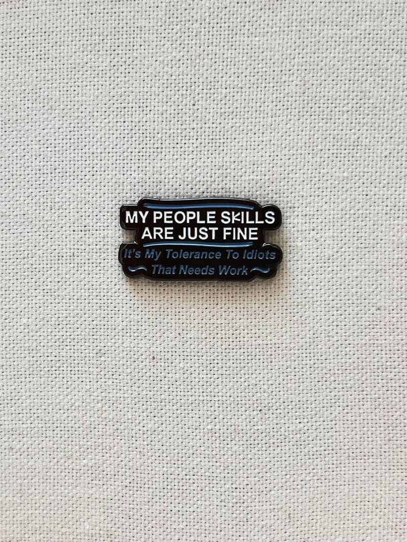 Meine Menschenfähigkeiten Sind Fein. Es Ist Meine Toleranz Gegenüber Idioten, An Der Gearbeitet Werden Muss. Metall Emaille Pin Anstecker Befestigen Meine Menschenfähigkeiten Sind Fein. Es Ist Meine Toleranz Gegenüber Idioten, An Der Gearbeitet Werden Muss. Metall Emaille Pin Anstecker Befestigen von CosyIslandLiving