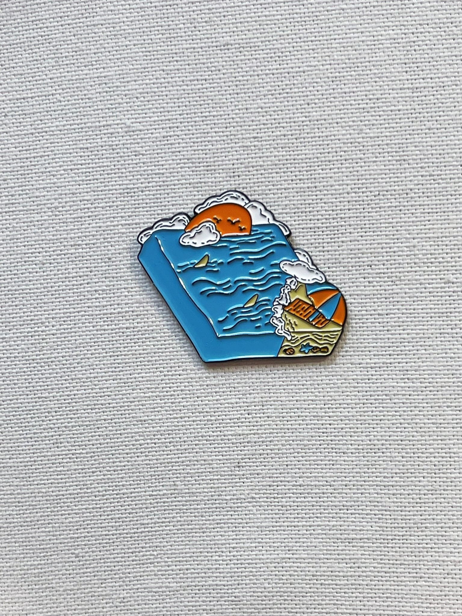 Mini Insel Urlaub Reise Emaille Metall Pin Anstecker Meer Wellen Strand Sonne Möwen Anstecknadel Tasche Rucksack Abzeichen Accessoire Herstellen Mini Insel Urlaub Reise Emaille Metall Pin Anstecker Meer Wellen Strand Sonne Möwen Anstecknadel Tasche Rucksack Abzeichen Accessoire Herstellen von CosyIslandLiving