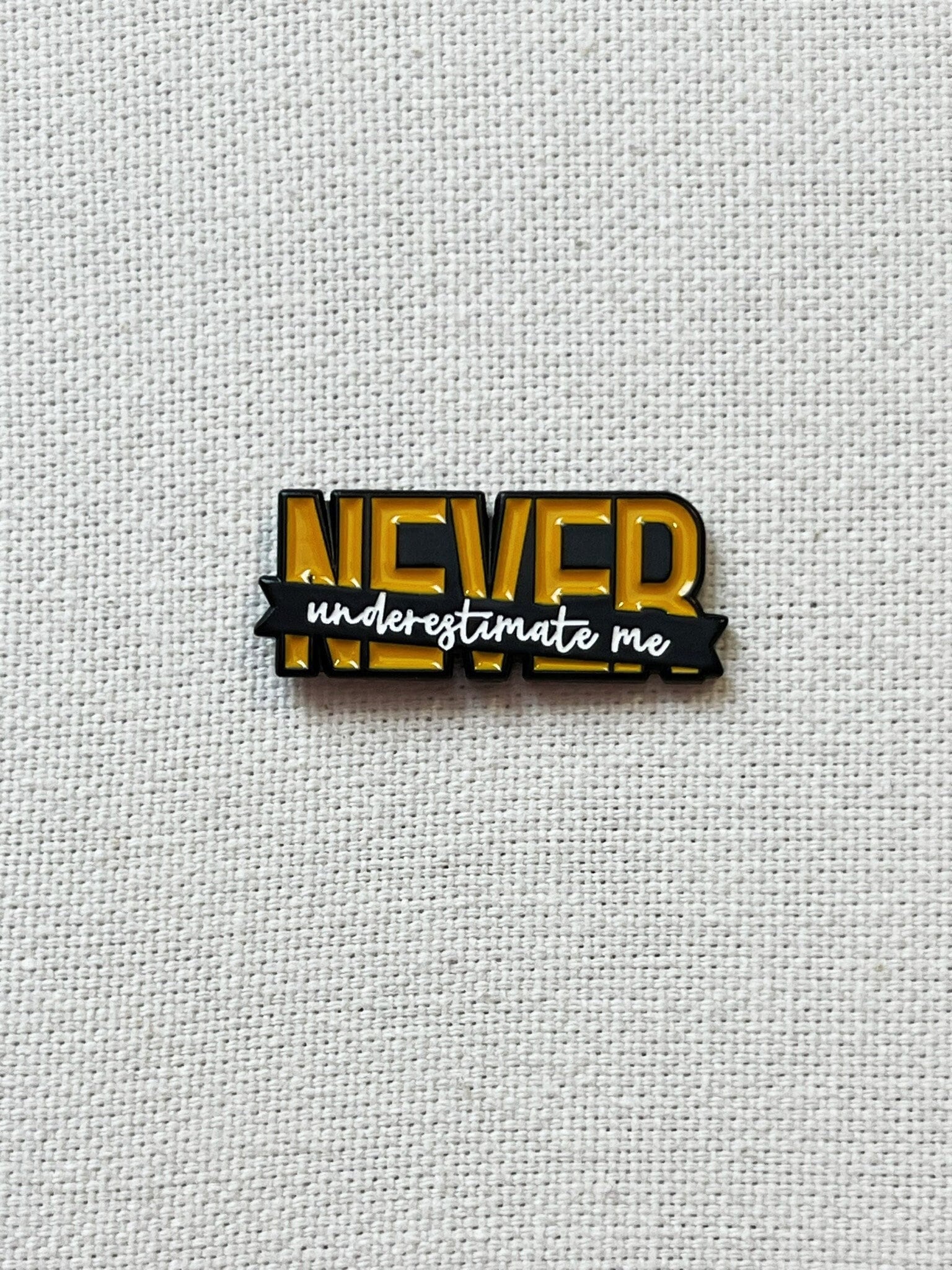Never Underestimme Me Metall Emaille Pin Anstecker Anstecknadel Tasche Rucksack Abzeichen Accessoire von CosyIslandLiving