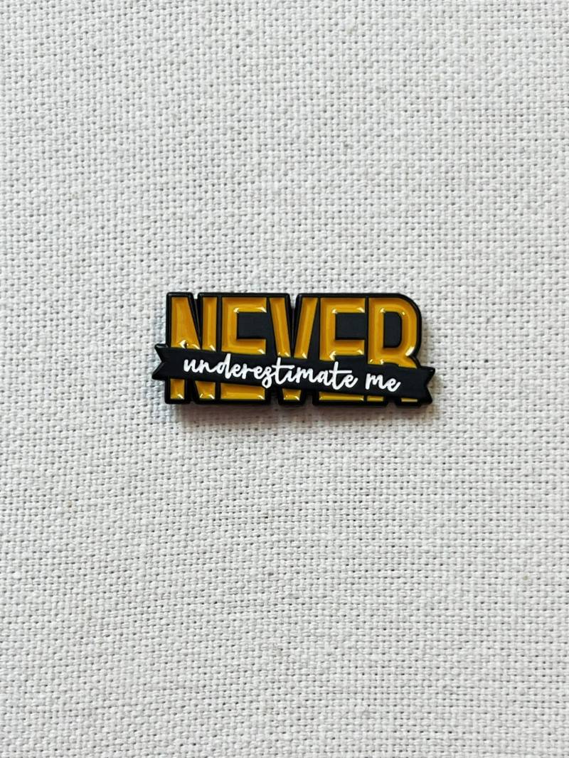 Never Underestimme Me Metall Emaille Pin Anstecker Anstecknadel Tasche Rucksack Abzeichen Accessoire Never Underestimme Me Metall Emaille Pin Anstecker Anstecknadel Tasche Rucksack Abzeichen Accessoire von CosyIslandLiving