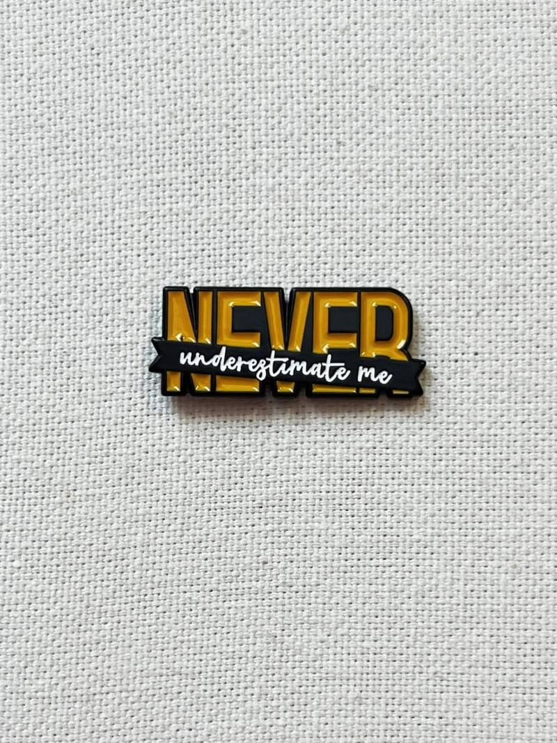 Never Underestimme Me Metall Emaille Pin Anstecker Anstecknadel Tasche Rucksack Abzeichen Accessoire von CosyIslandLiving