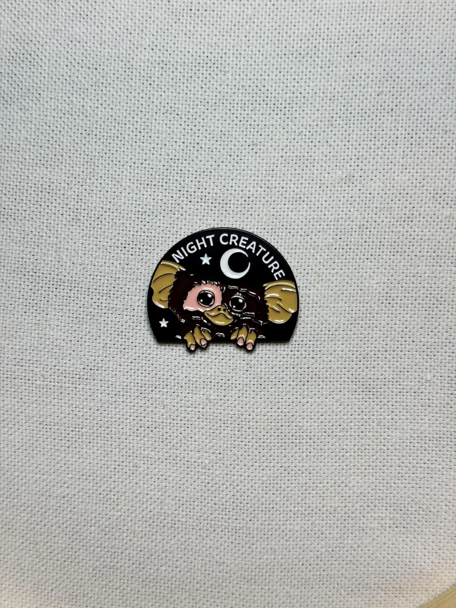 Night Creature Gremlin Metall Emaille Pin Anstecker Anstecknadel Tasche Rucksack Abzeichen Accessoires Night Creature Gremlin Metall Emaille Pin Anstecker Anstecknadel Tasche Rucksack Abzeichen Accessoires von CosyIslandLiving