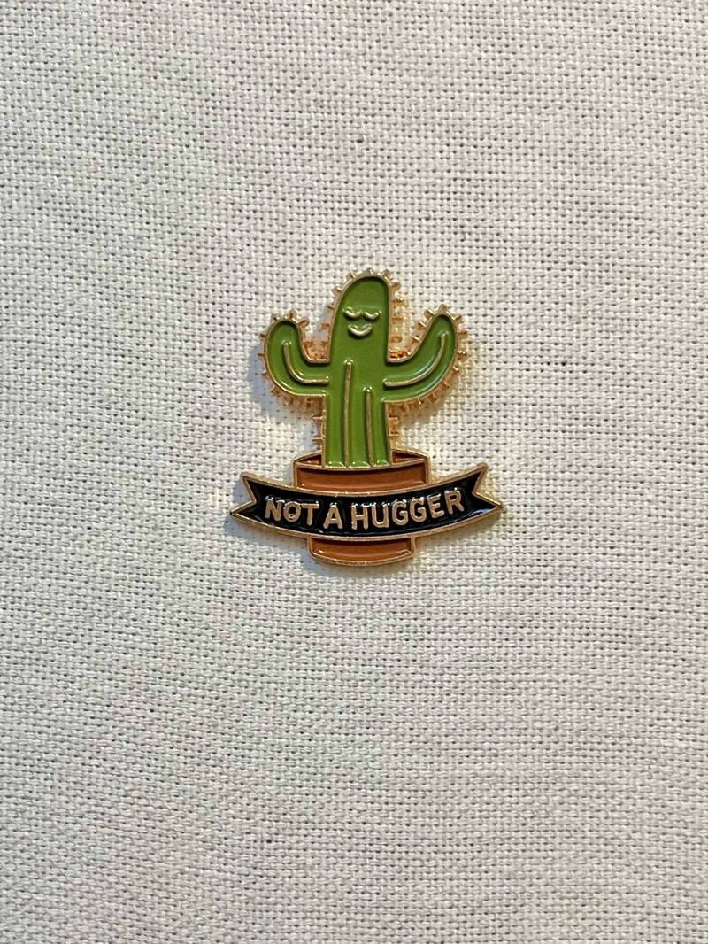 Not A Hugger Metall Emaille Pin Anstecker Humor Kaktus Blumentopf Smiley Anstecknadel Tasche Rucksack Abzeichen Accessoire von CosyIslandLiving