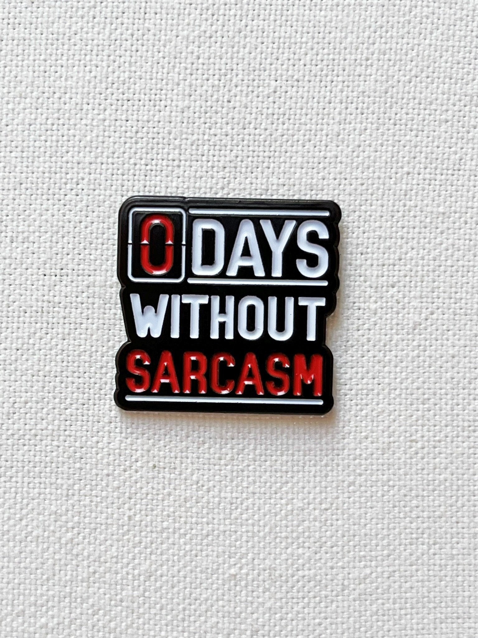 Null Tage Ohne Sarkasmus Metall Emaille Pin Anstecker Warnschild Humor Anstecknadel Tasche Rucksack Abzeichen Accessoire Null Tage Ohne Sarkasmus Metall Emaille Pin Anstecker Warnschild Humor Anstecknadel Tasche Rucksack Abzeichen Accessoire von CosyIslandLiving