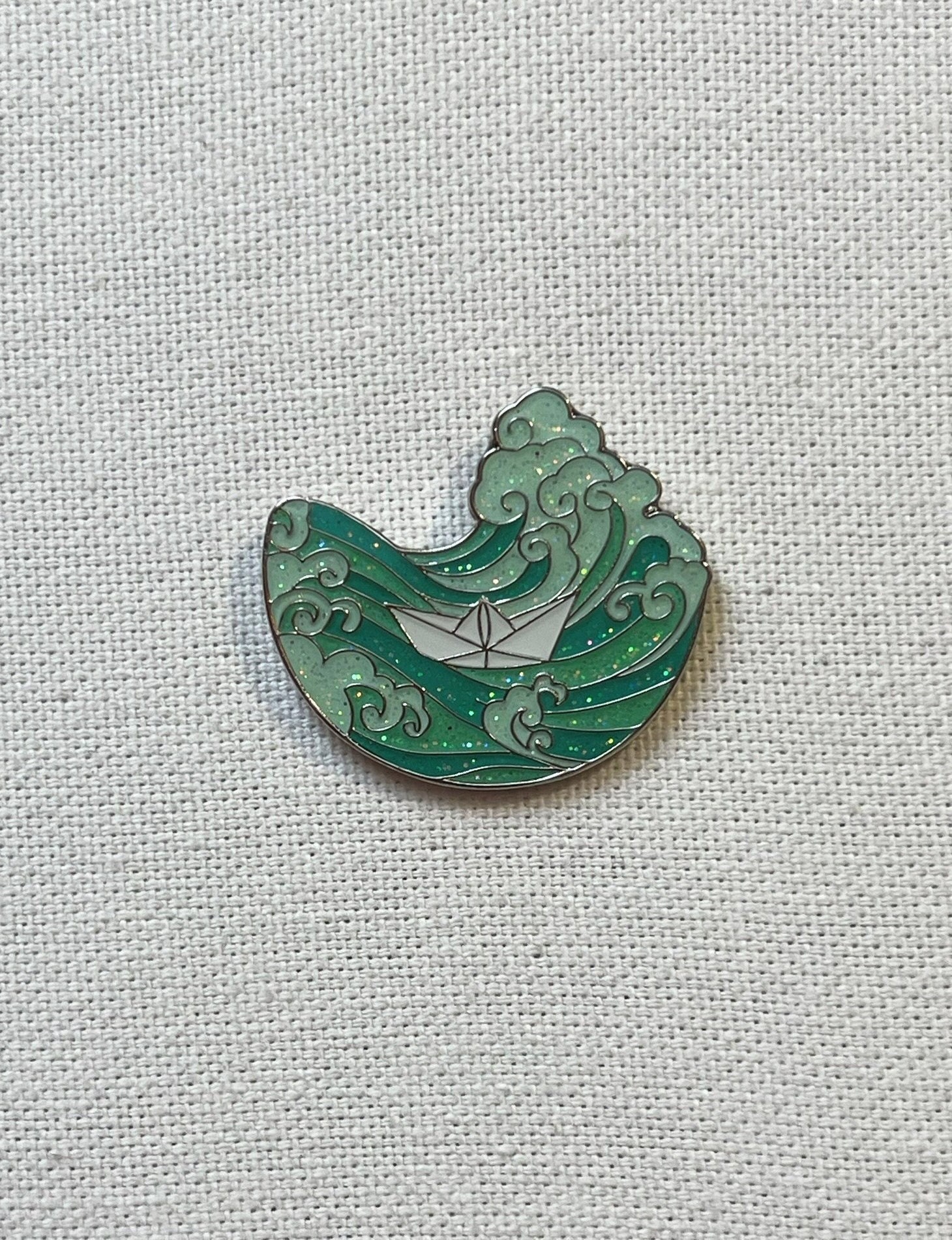 Origami Papierboot Welle Metall Emaille Pin Anstecker Glitzer Meer Anstecknadel Tasche Rucksack Abzeichen Accessoire von CosyIslandLiving