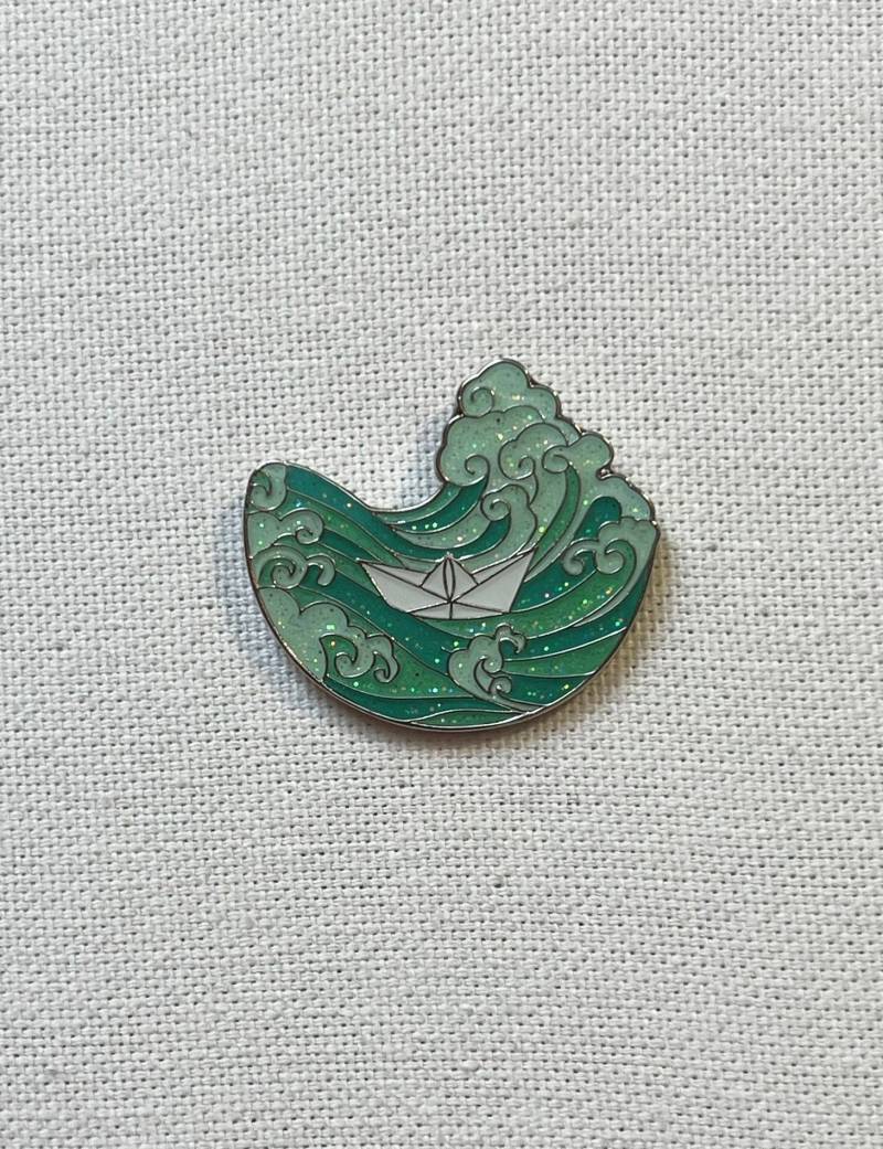 Origami Papierboot Welle Metall Emaille Pin Anstecker Glitzer Meer Anstecknadel Tasche Rucksack Abzeichen Accessoire von CosyIslandLiving