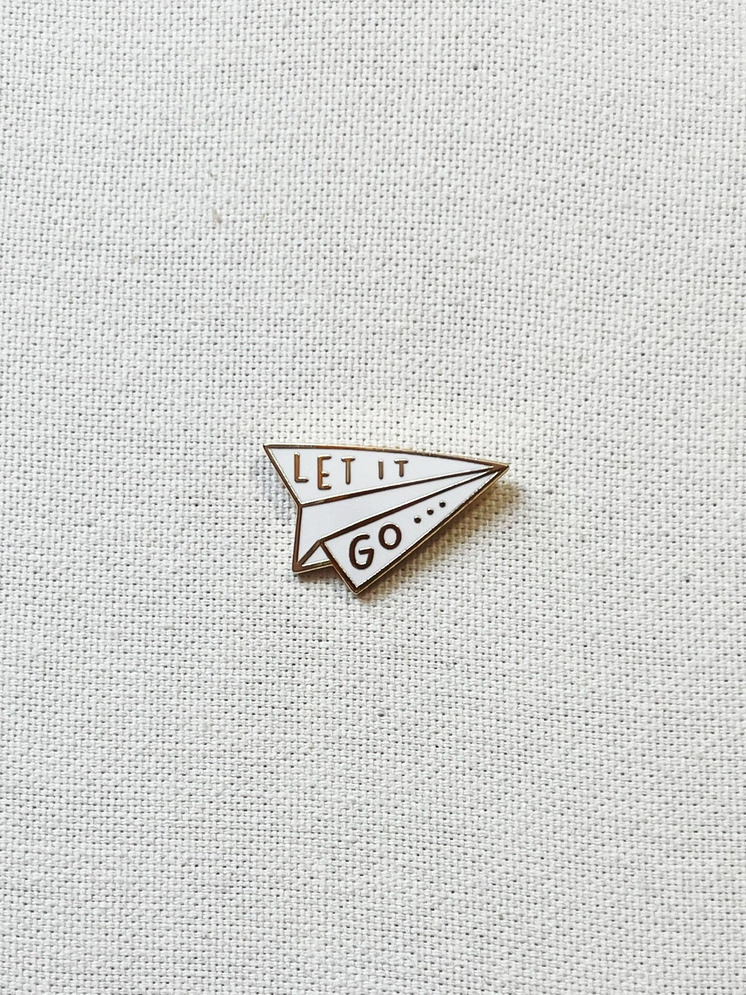 Origami Papierflieger Metall Emaille Pin Anstecker Anstecknadel Papierflugzeug Brosche Tasche Rucksack Abzeichen Accessoire Origami Papierflieger Metall Emaille Pin Anstecker Anstecknadel Papierflugzeug Brosche Tasche Rucksack Abzeichen Accessoire von CosyIslandLiving