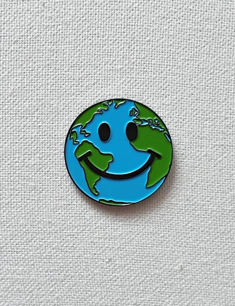 Planet Erde Smiley Metall Emaille Pin Anstecker Anstecknadel Tasche Rucksack Abzeichen Accessoire Planet Erde Smiley Metall Emaille Pin Anstecker Anstecknadel Tasche Rucksack Abzeichen Accessoire von CosyIslandLiving