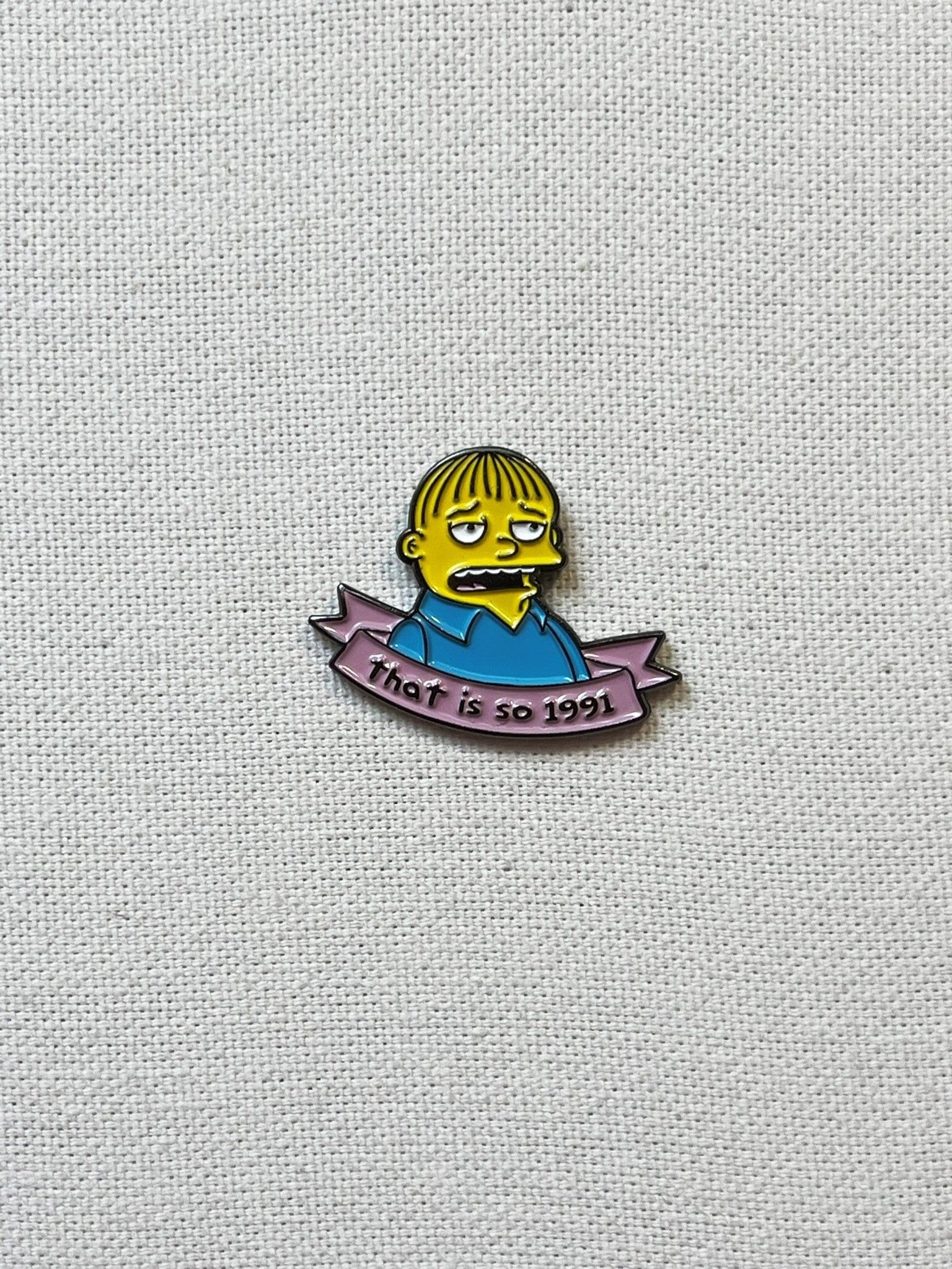 Ralph Wiggum That's So 1991 Die Simpsons Metall Emaille Pin Anstecker 90Er Cartoon Anstecknadel Tasche Rucksack Abzeichen Accessoire Ralph Wiggum That's So 1991 Die Simpsons Metall Emaille Pin Anstecker 90Er Cartoon Anstecknadel Tasche Rucksack Abzeichen Accessoire von CosyIslandLiving