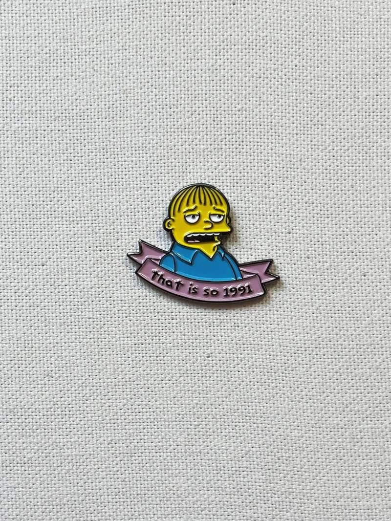 Ralph Wiggum That's So 1991 Die Simpsons Metall Emaille Pin Anstecker 90Er Cartoon Anstecknadel Tasche Rucksack Abzeichen Accessoire von CosyIslandLiving