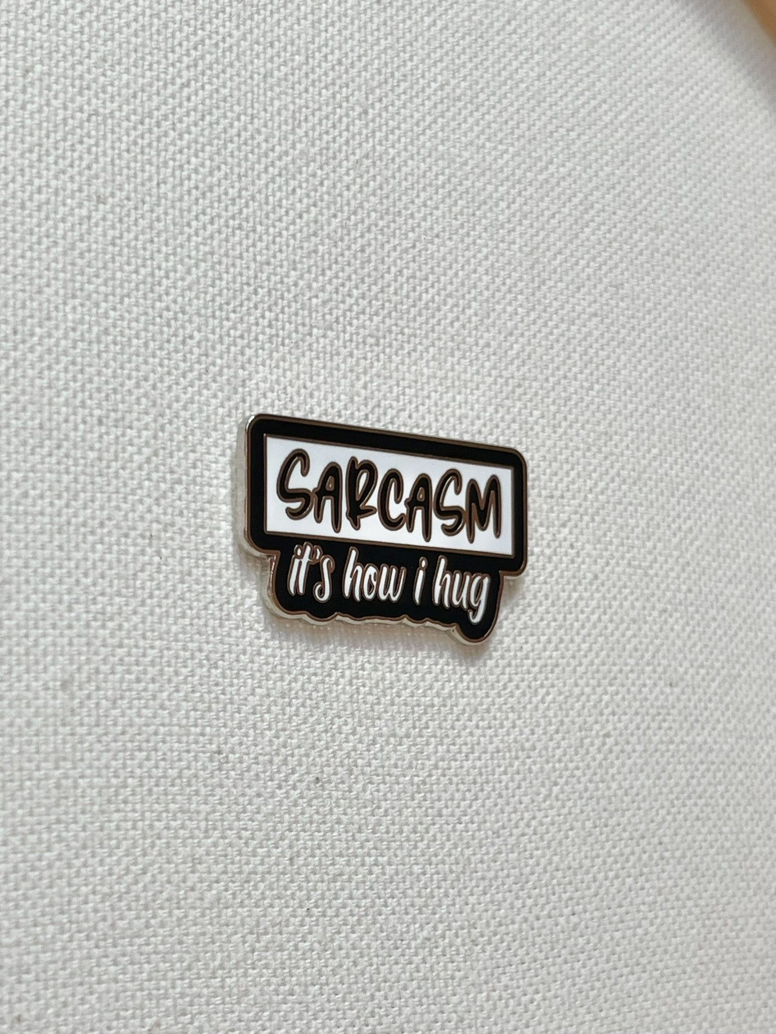 Sarkasmus It's How I Hug Metall Emaille Pin Anstecker Schild Humor Anstecknadel Tasche Rucksack Badge Accessoire Sarkasmus It's How I Hug Metall Emaille Pin Anstecker Schild Humor Anstecknadel Tasche Rucksack Badge Accessoire von CosyIslandLiving