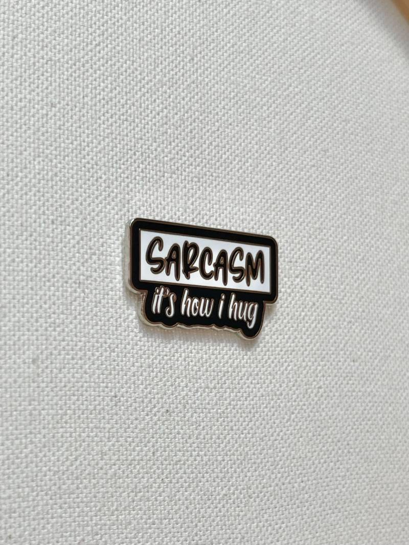 Sarkasmus It's How I Hug Metall Emaille Pin Anstecker Schild Humor Anstecknadel Tasche Rucksack Badge Accessoire von CosyIslandLiving