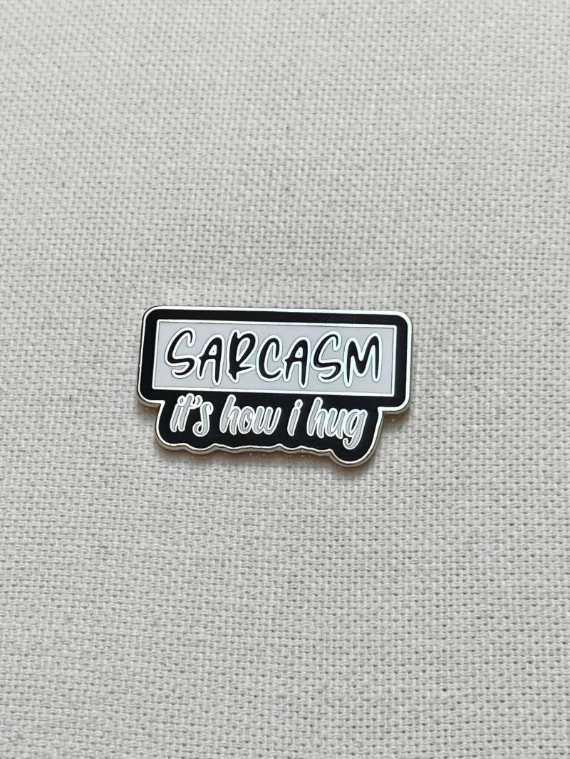 Sarkasmus It's How I Hug Metall Emaille Pin Anstecker Schild Humor Anstecknadel Tasche Rucksack Badge Accessoire von CosyIslandLiving