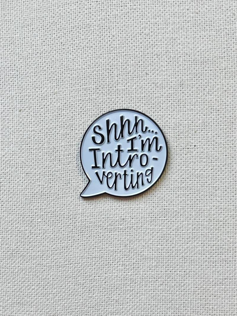 Shhh I'm Introverting Metall Emaille Pin Anstecker Ausgestattet Sprechblase Anstecknadel Tasche Rucksack Badge Accessoire von CosyIslandLiving