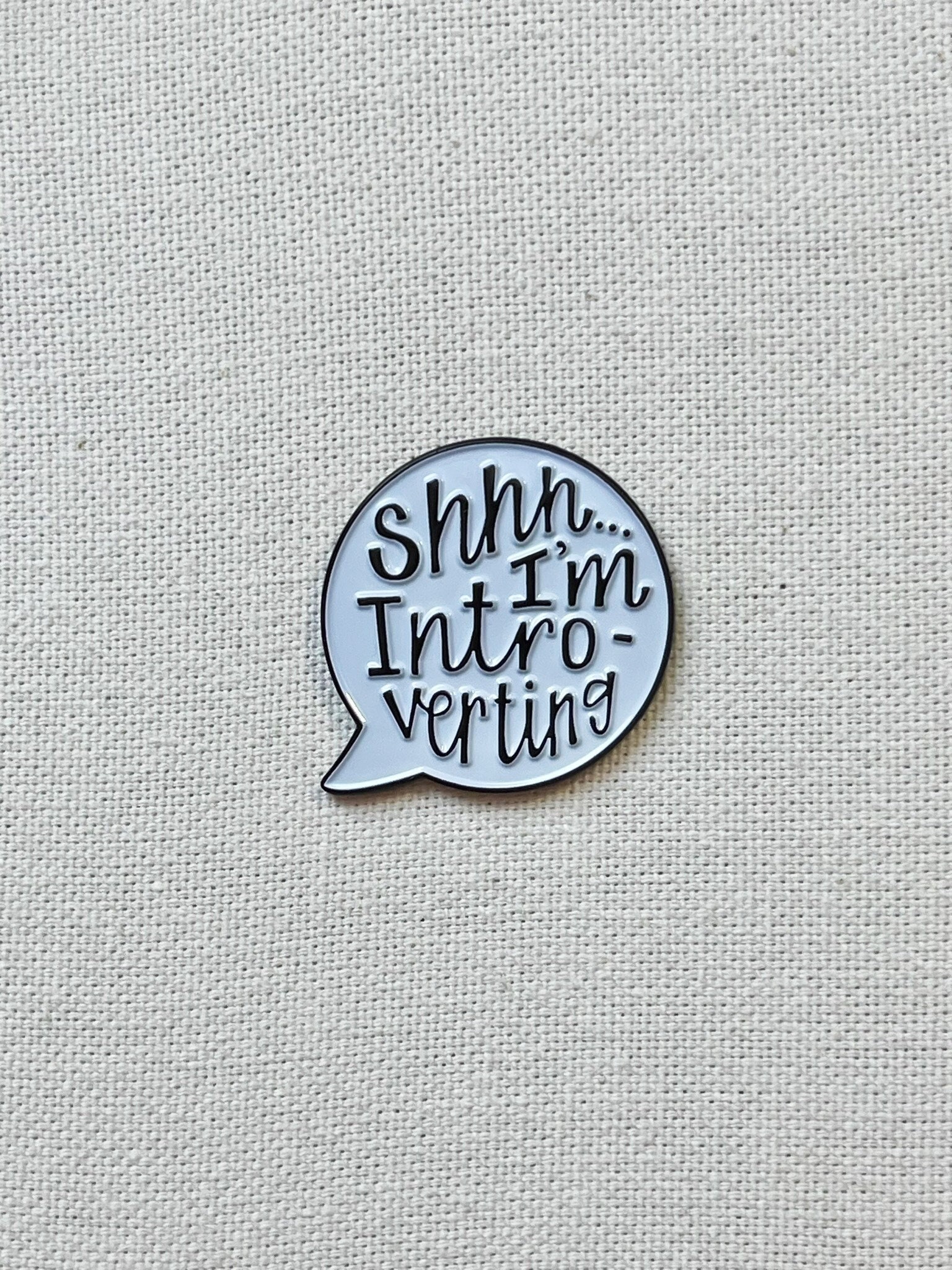Shhh I'm Introverting Metall Emaille Pin Anstecker Ausgestattet Sprechblase Anstecknadel Tasche Rucksack Badge Accessoire Shhh I'm Introverting Metall Emaille Pin Anstecker Ausgestattet Sprechblase Anstecknadel Tasche Rucksack Badge Accessoire von CosyIslandLiving
