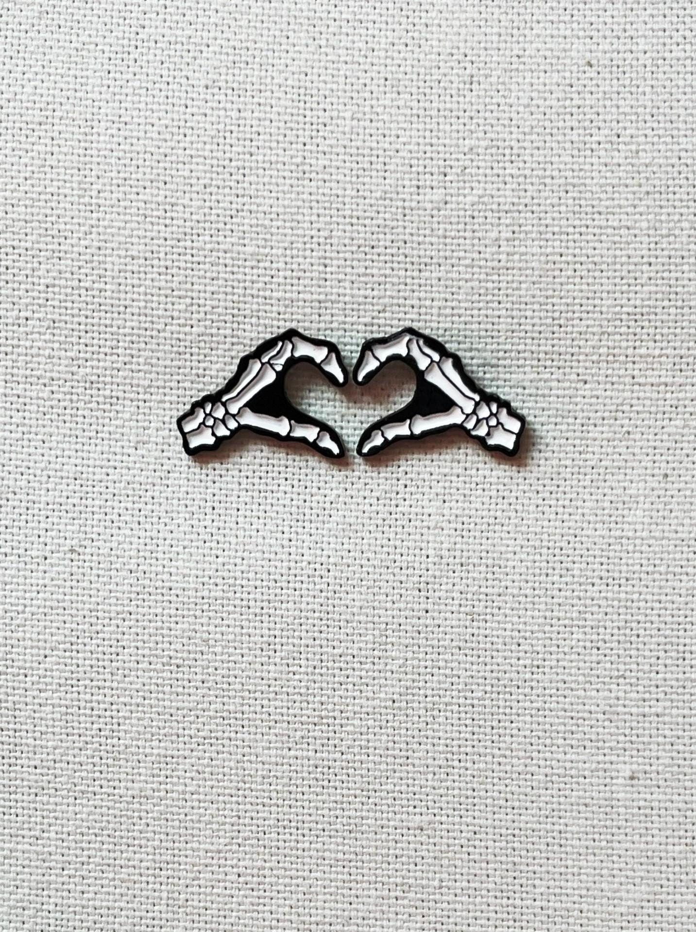 Skelett Hand Herz Geste Metall Emaille Pin Anstecker Anstecknadel Tasche Rucksack Abzeichen Accessoires Halloween Skelett Hand Herz Geste Metall Emaille Pin Anstecker Anstecknadel Tasche Rucksack Abzeichen Accessoires Halloween von CosyIslandLiving
