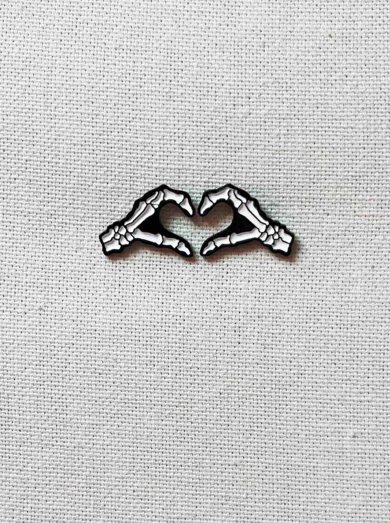Skelett Hand Herz Geste Metall Emaille Pin Anstecker Anstecknadel Tasche Rucksack Abzeichen Accessoires Halloween Skelett Hand Herz Geste Metall Emaille Pin Anstecker Anstecknadel Tasche Rucksack Abzeichen Accessoires Halloween von CosyIslandLiving
