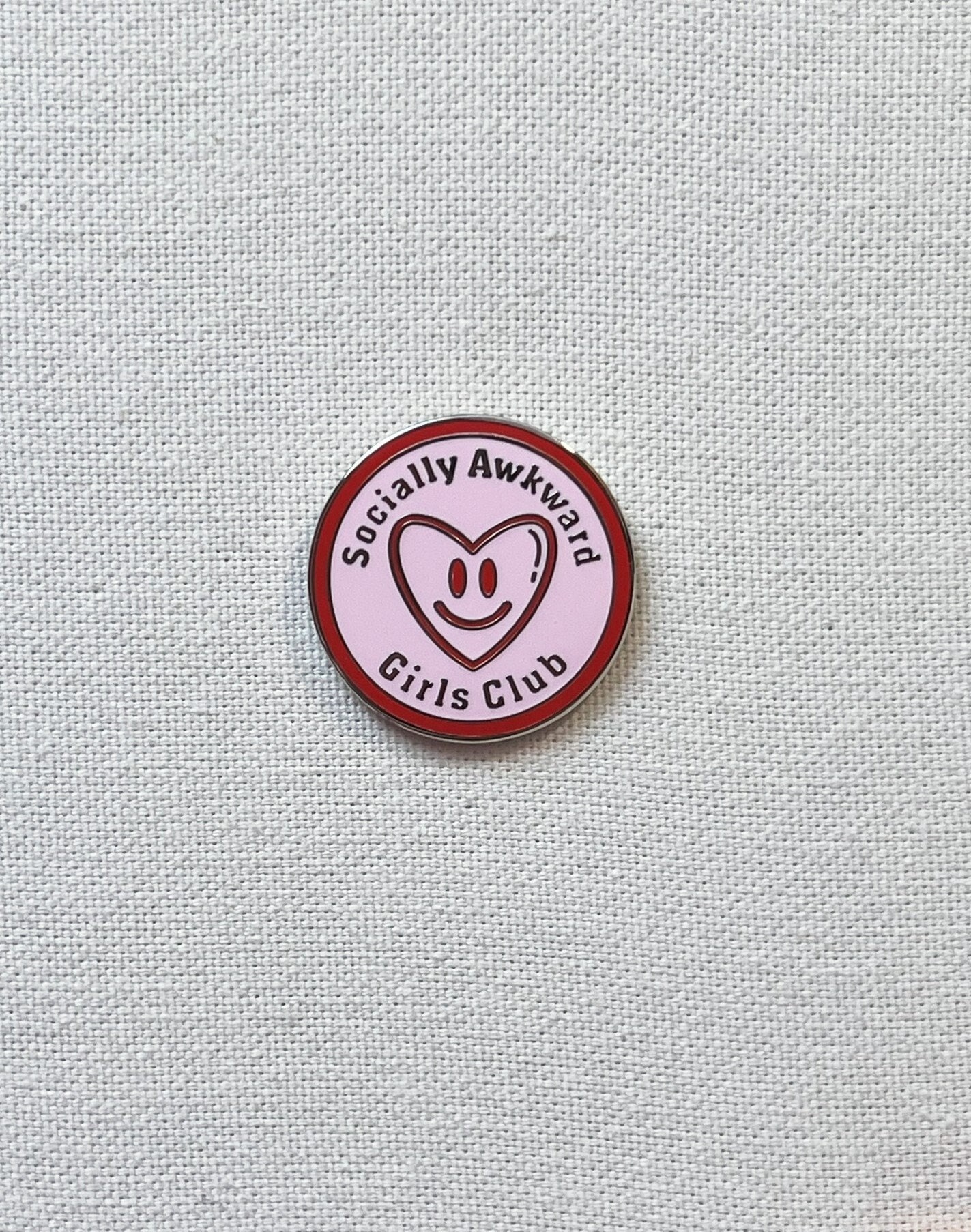 Socially Awkward Girls Club Metall Emaille Pin Anstecker Herstellen Spruch Herz Smiley Anstecknadel Tasche Rucksack Badge Accessoire Socially Awkward Girls Club Metall Emaille Pin Anstecker Herstellen Spruch Herz Smiley Anstecknadel Tasche Rucksack Badge Accessoire von CosyIslandLiving