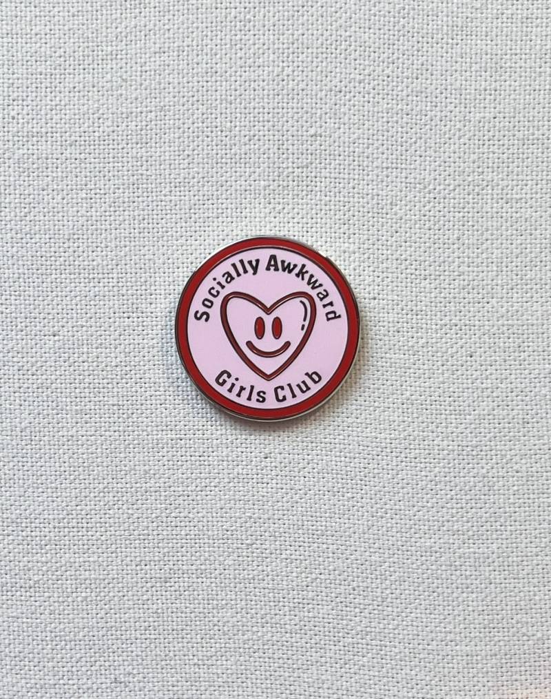 Socially Awkward Girls Club Metall Emaille Pin Anstecker Herstellen Spruch Herz Smiley Anstecknadel Tasche Rucksack Badge Accessoire Socially Awkward Girls Club Metall Emaille Pin Anstecker Herstellen Spruch Herz Smiley Anstecknadel Tasche Rucksack Badge Accessoire von CosyIslandLiving