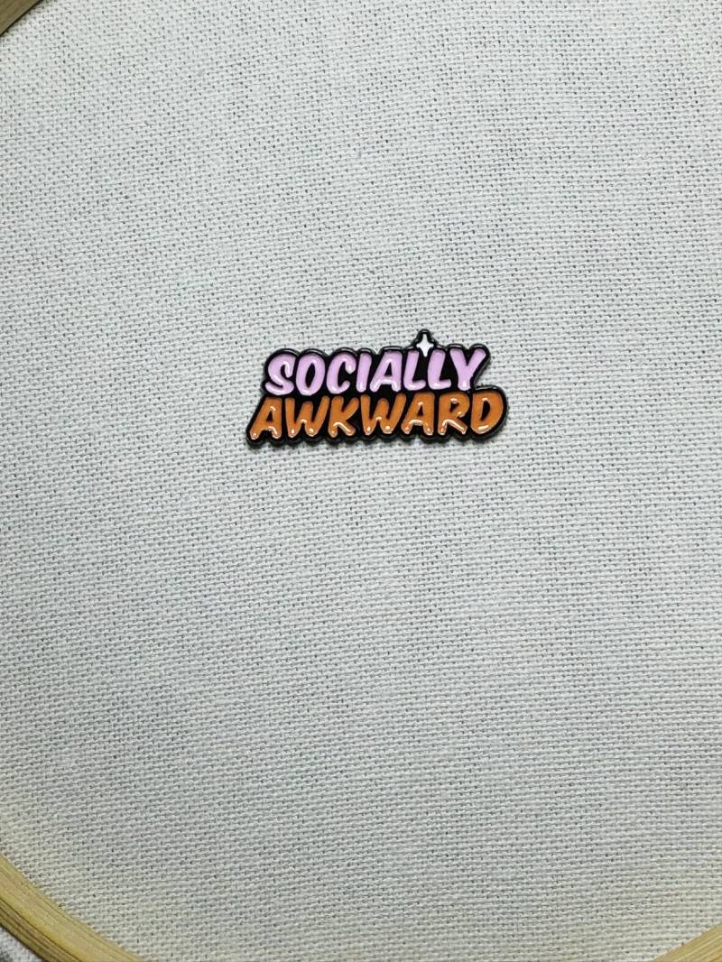 Socially Awkward Metall Emaille Pin Anstecker Spruch Anstecknadel Tasche Rucksack Badge Accessoire von CosyIslandLiving
