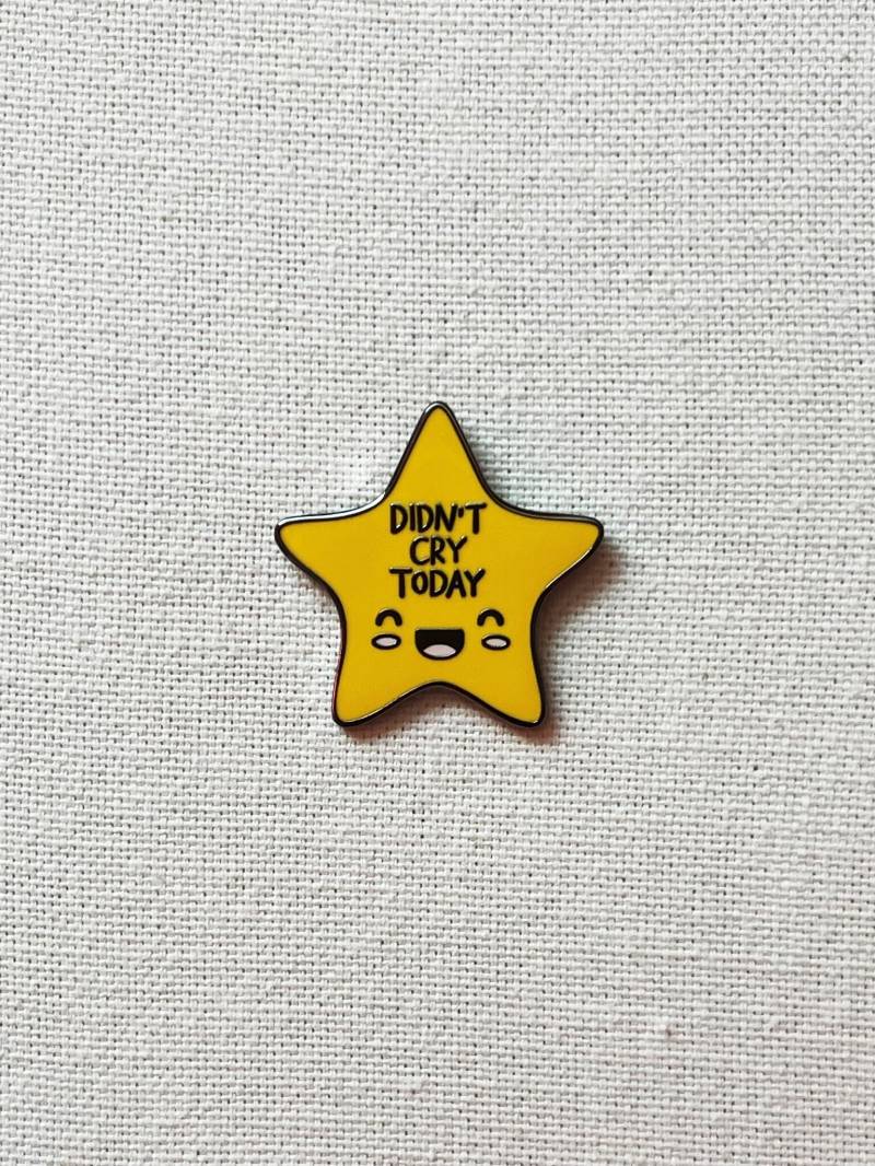 Stern Didn't Cry Today Metall Emaille Pin Anstecker Befestigen Sternchen Smiley Anstecknadel Tasche Rucksack Abzeichen Accessoire von CosyIslandLiving
