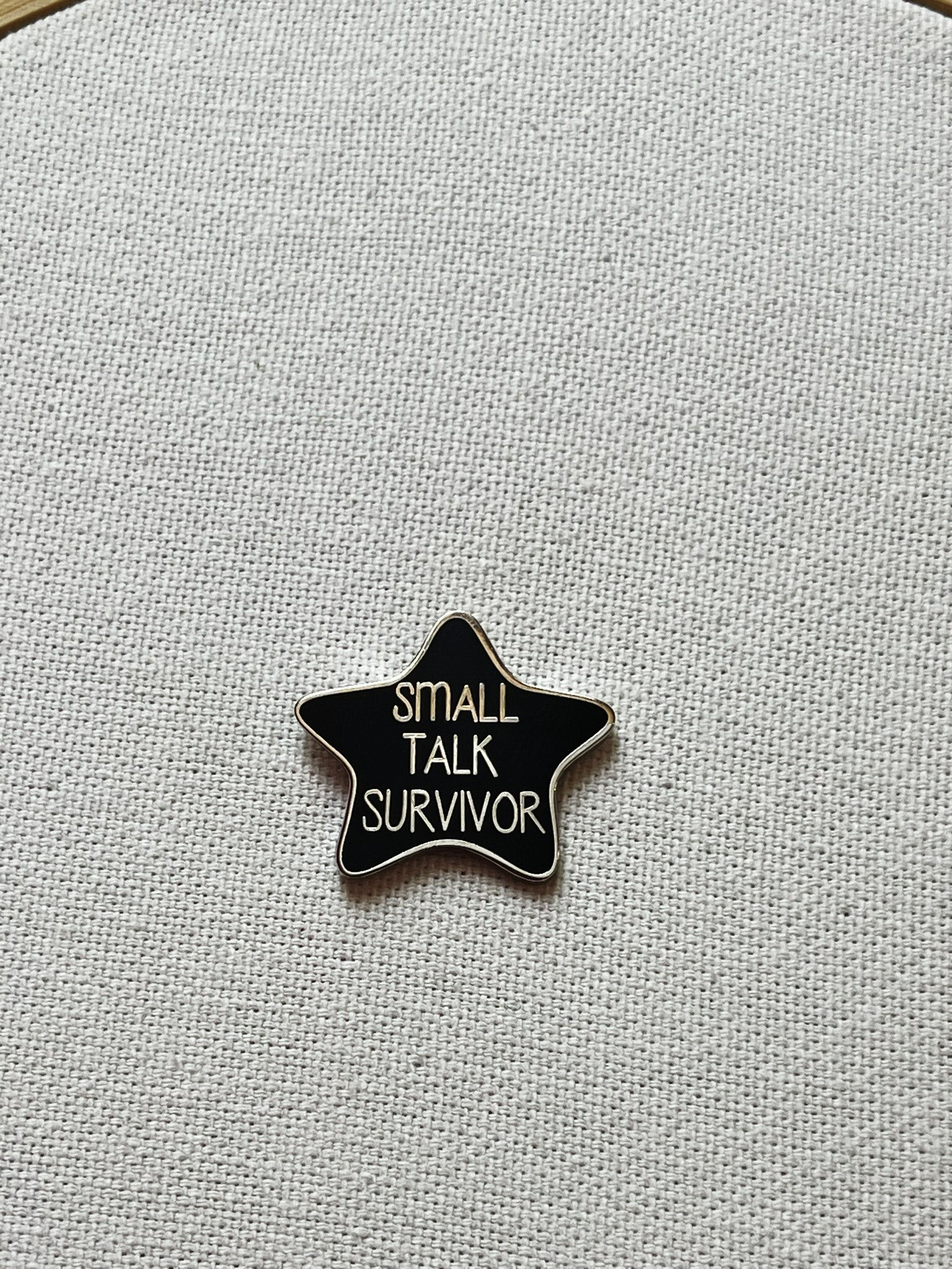 Stern Small Talk Survivor Metall Emaille Pin Anstecker Sternchen Spruch Anstecknadel Tasche Rucksack Abzeichen Accessoire Stern Small Talk Survivor Metall Emaille Pin Anstecker Sternchen Spruch Anstecknadel Tasche Rucksack Abzeichen Accessoire von CosyIslandLiving